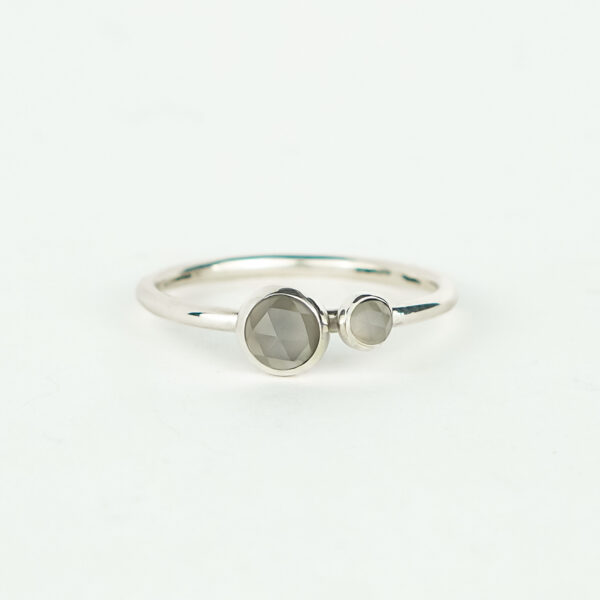 Ring met grijze maansteen