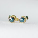 Oorknopje Met Blauwe Diamant