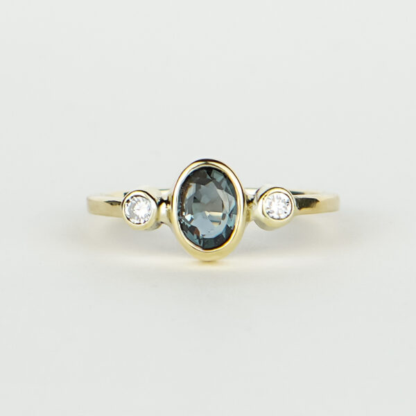 Gouden ring met blauwe saffier en lab-diamantjes