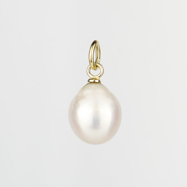 Gold pendant with freshwater pearl of approx. 11 mm - unique in shape, handmade in 14k gold.