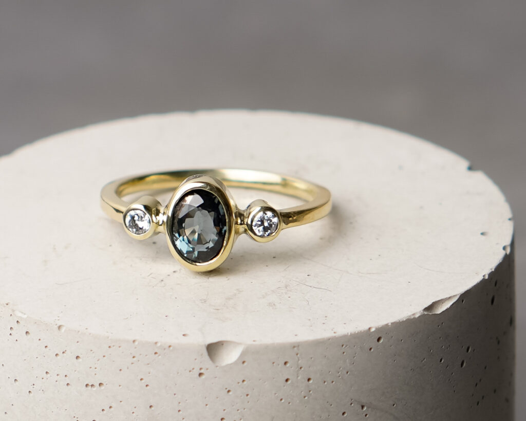 Handgemaakte ring met ovale blauwe saffier in goud, geboortesteen september