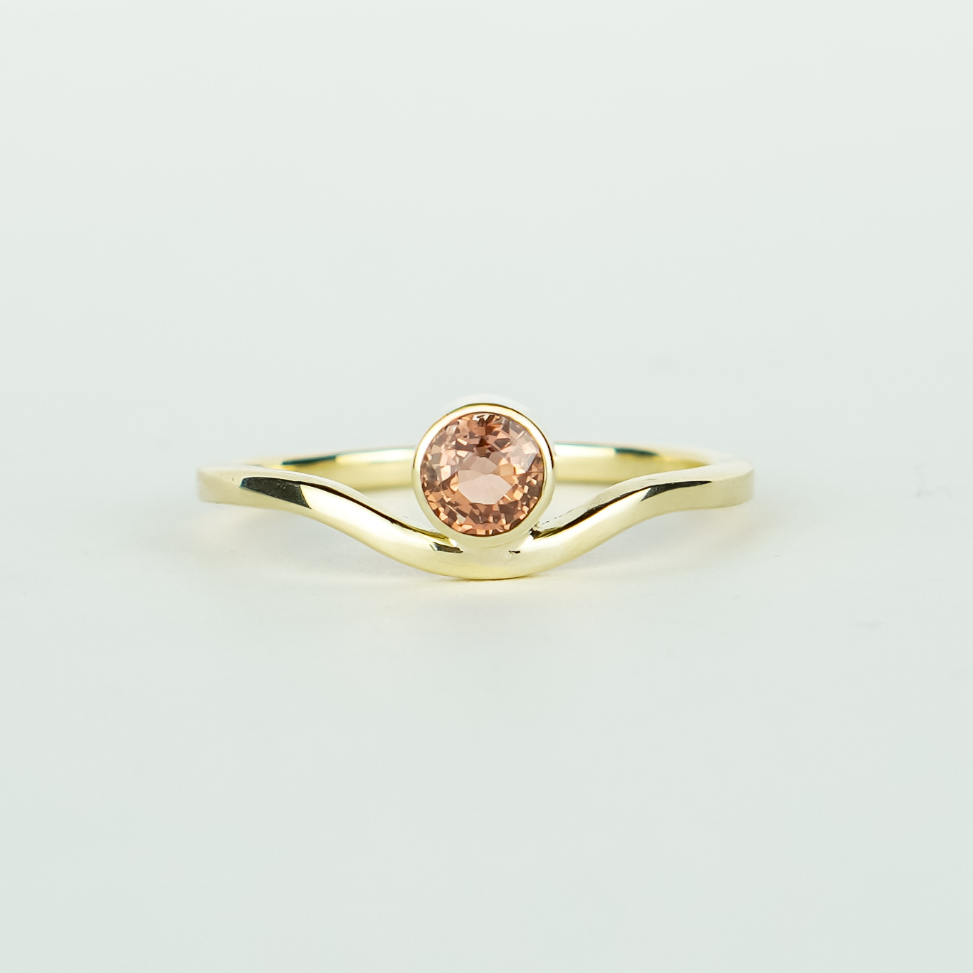 gouden ring met perzikkleurige saffier Handgemaakte one-of-a-kind 14k gouden ring met perzikkleurige saffier, gemaakt in mijn atelier