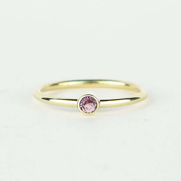 Handgemaakte geboortesteen ring met roze toermalijn in 14k geelgoud