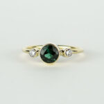 Handgemaakte one-of-a-kind gouden ring met groene toermalijn en lab-diamanten.