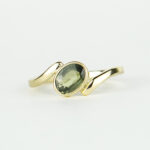 Handgemaakte one-of-a-kind ring met 7x5 mm ovale groene saffier in 14k geelgoud