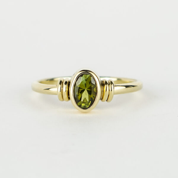 Handgemaakte 14k gouden ring met olijfgroene toermalijn, uniek stuk