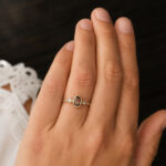 Ring met bruine saffier op hand