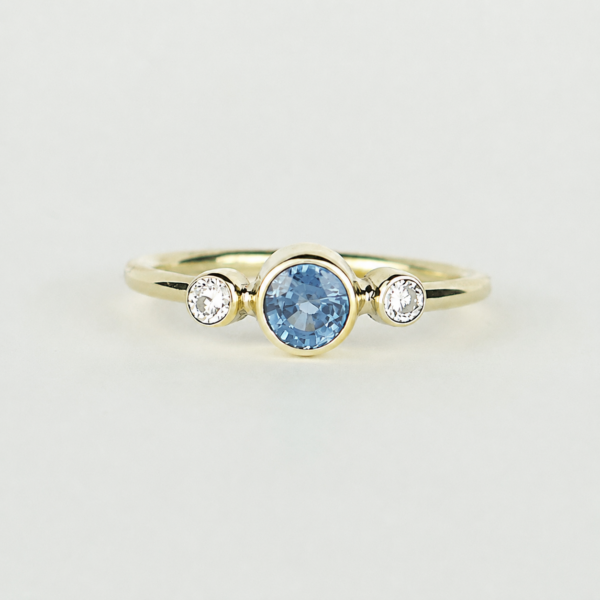 Ring with blue sapphire and diamonds