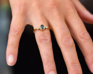 Handgemaakte verlovingsring met saffier en lab-grown diamanten in geelgoud