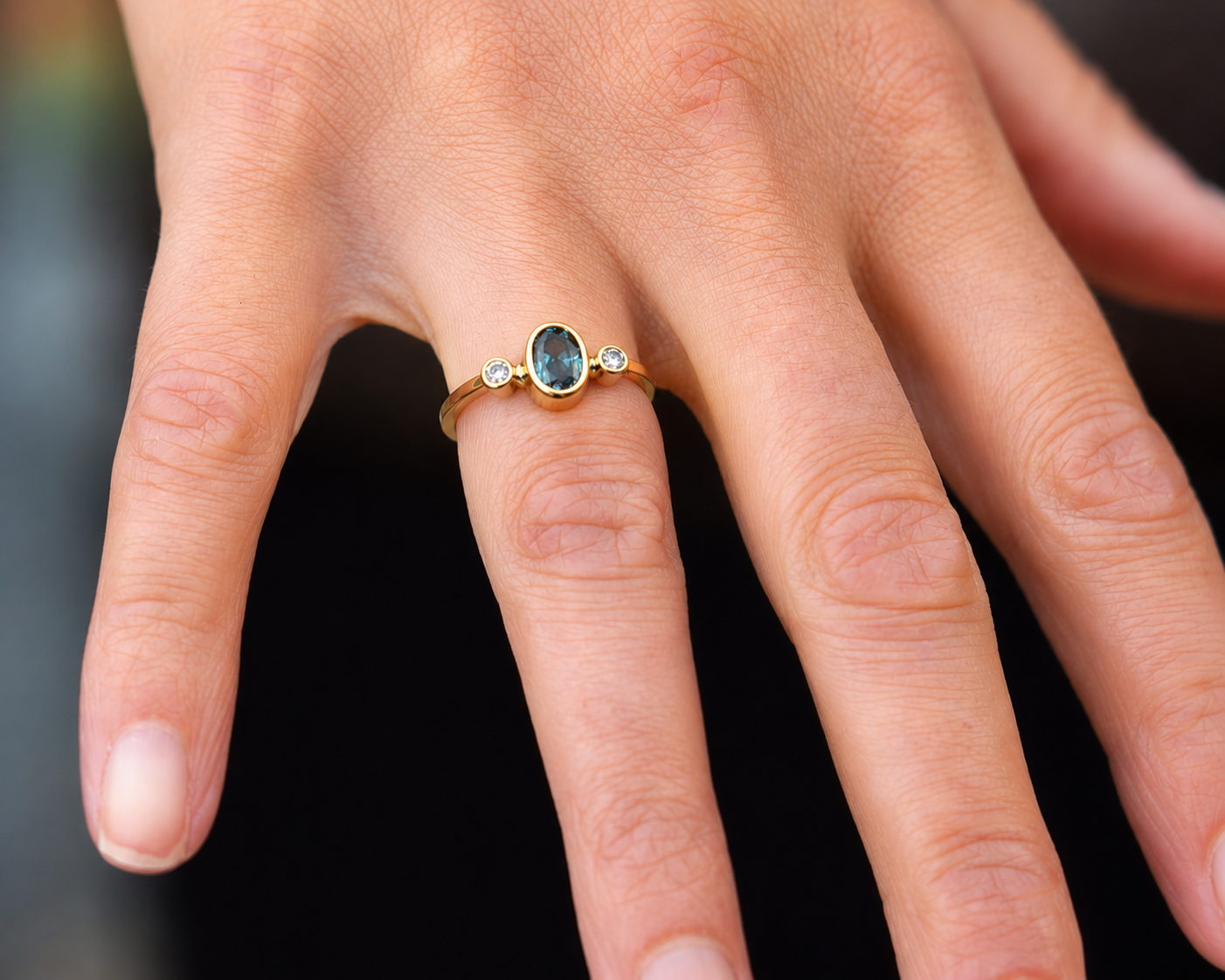 Handgemaakte verlovingsring met saffier en lab-grown diamanten in geelgoud
