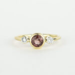 Handgemaakte 14 karaat gouden ring met spinel en twee lab grown diamanten